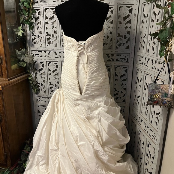 MAGGIE SOTTERO AMAZING WHITE SILKY SMOOTH WITH LACE & TRAIN WEDDING DRESS GOWN - Picture 10 of 16